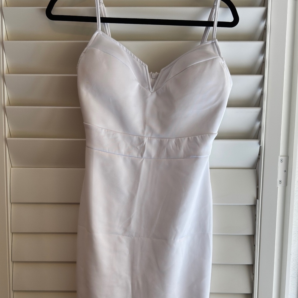 Elegant White Strapless Midi Dress with Sweetheart Neckline